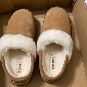 Brand new never worn Sorel Nakiska Slipper II